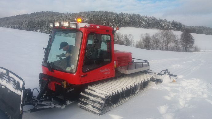 Nová sněžná rolba na úpravu běžkařských tratí