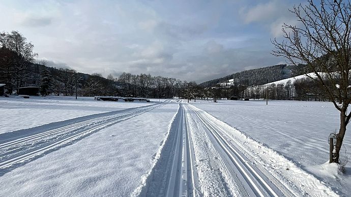 Strojová údržba běžeckých tras konečně začala